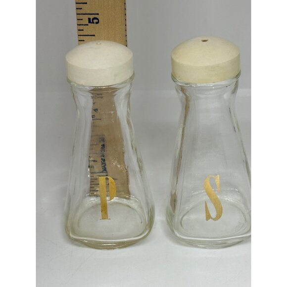 VTG PYREX Glass Salt & Pepper Shakers Set Clear w/ Lids Lettering 2"x4.5" Retro - Picture 7 of 8